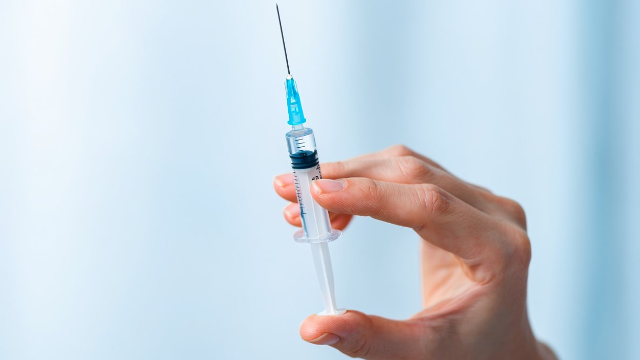 Шприц в руке врача